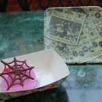 【ディズニーハロウィーン2018】ヴィランズ復活の新聞記事デザインスーベニアプレート付き！「紫イモのムースケーキ」