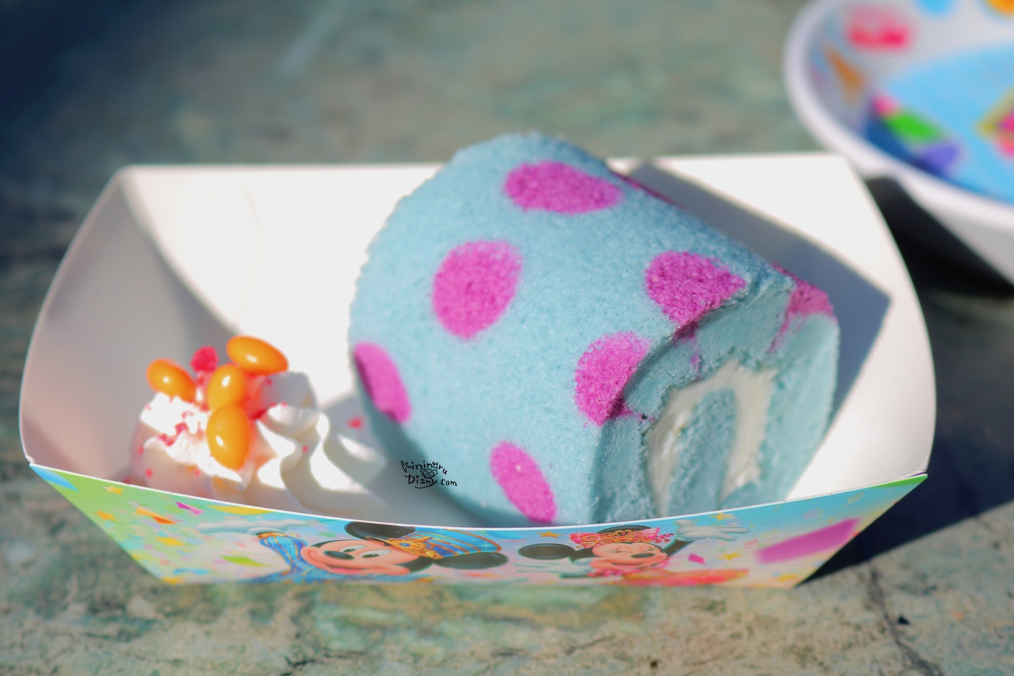 ピクサープレイタイム19 サリー模様のかわいいロールケーキ クリームロールケーキ スーベニアプレート付き 気になるディズニーブログ