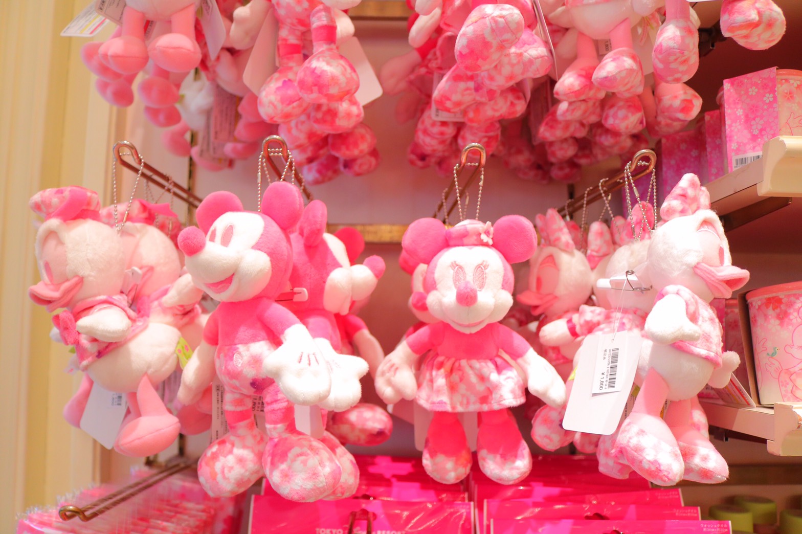 桜デザイン ミニーとデイジーが描かれたおしゃれでかわいいグッズ25種 気になるディズニーブログ