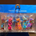 ミッキー＆フレンズの総柄デザイン！かわいい5種類のキーチェーン