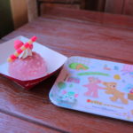 ダッフィーたちのかくれんぼデザイン！東京ディズニーシー「ブルーベリー&バニラムースケーキ、スーベニアプレート付き」